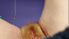 Bunica se masturbeaza cu un castravete